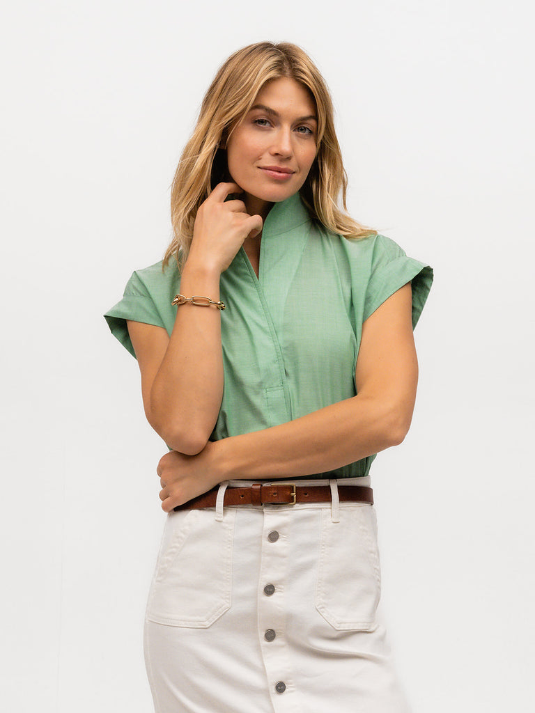 Woman wearing a green short sleeve top made of 100% Italian cotton